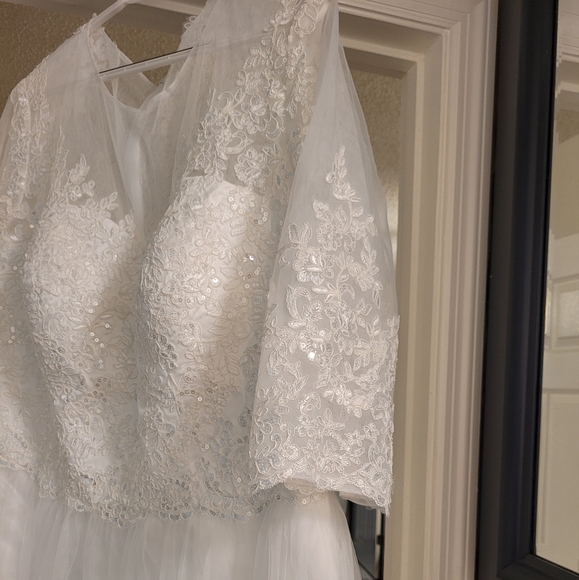 Wedding dress - Picture 2 of 9